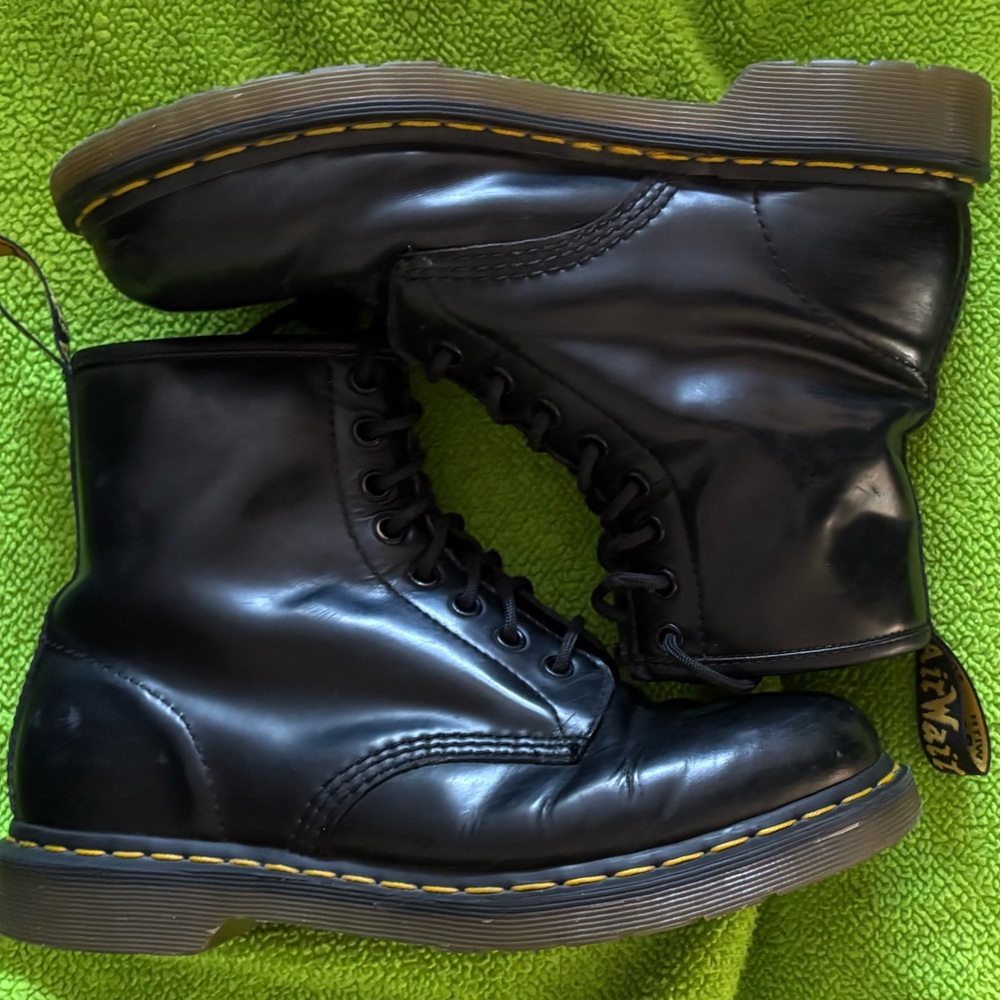 DR. MARTENS: 1460W•BLACK LEATHER•EIGHT HOLE•COMBAT•LACE UP BOOTS.